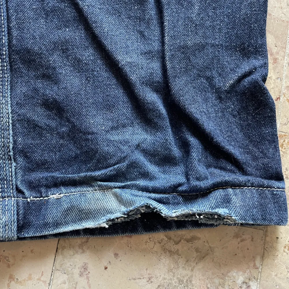 Säljer dessa fina carpenter jeans från Levi’s. Snygga om du gillar en ”loose” stil!   Raka och lite baggy. Fint skick förutom defekten på höger byxben nedtill. Dock ingenting som förstör looken!  Skriv för frågor, pris kan diskuteras vid snabb affär!🔥. Jeans & Byxor.
