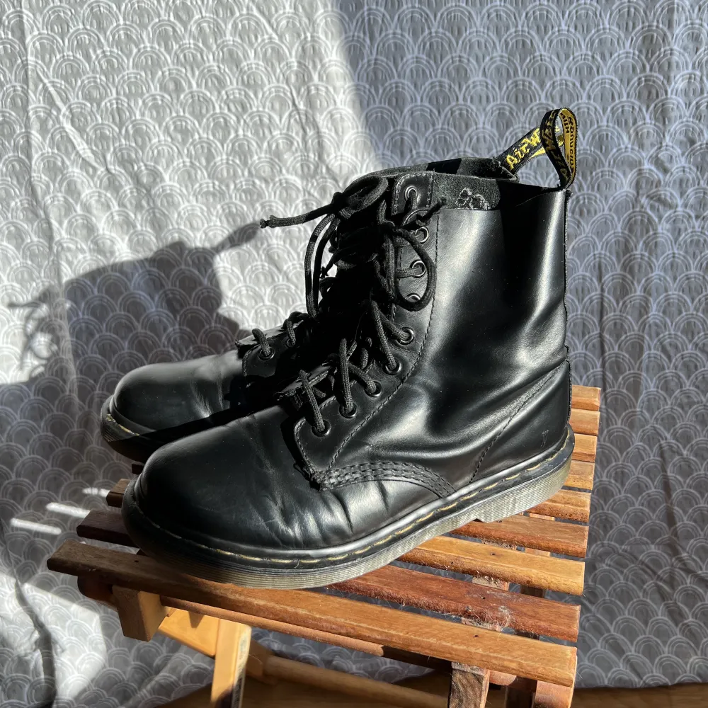 Svarta dr martens i strl 38. Skösnörena behöver ersättas. Använt men bra skick. . Skor.