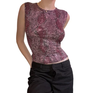 Lila topp - Lila glittrig y2k festtopp!🌟Älskar denna, men använder sällan nuförtiden. Passar mig som är S trots att den är markerad som M/L, är också söt om man knyter den i ryggen! Perfekt skick🫶