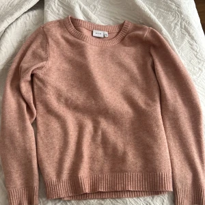 Rosa stickad tröja  - Söt rosa stickad tröja från Vila i storlek S. Inga defekter. Köparen står för frakten🫶🏼