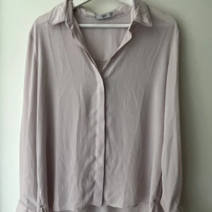 Ljusrosa blus från mango. Storlek L - I bra skick. Använd några gånger