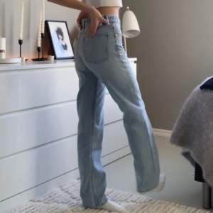 jeans från zara i bra skick 💌 säljer även ett likadant par i mörkblå