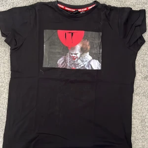 It tröja - Hej säljer mina två t-Shirts men IT tryck på och och båda är i storlek M säljer för 50 kr st och båda för 90kr 