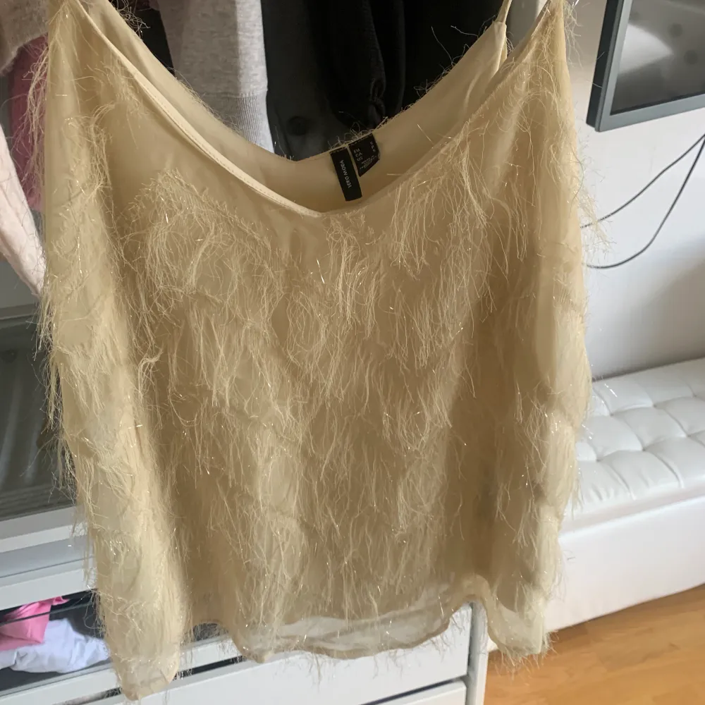 Säljer denna snygga topp från vero moda som endast är använd 1 gång. Frakt tillkommer på 59 kr❤️. Toppar.