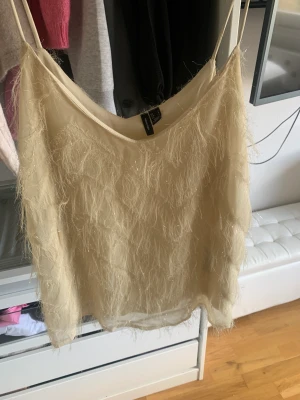 Topp - Säljer denna snygga topp från vero moda som endast är använd 1 gång. Frakt tillkommer på 59 kr❤️