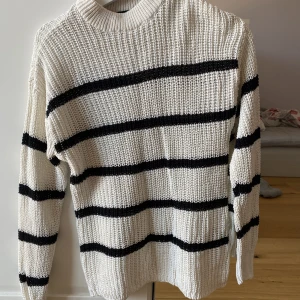 Stickad tröja - En tröja fårn lager 157 lite Stocholmsstill men jag kommer inte till användning med den ricktigt så hoppas på att få den sold bara