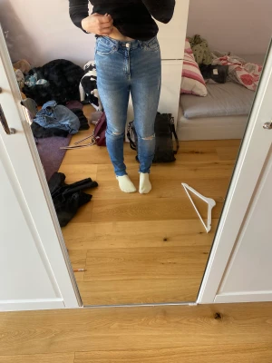 Håliga jeans - Det är ett par jeans jag inte använder längre de är i bra sjik och sparsamt använda 
