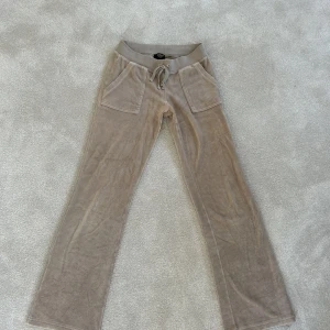 Juicy byxor - Juicy Couture mjukisbyxor i beige. Finns små missfärgningar i tyget, syns som små orangea fläckar på bilderna.