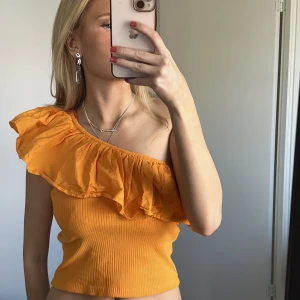 Topp - Säljer denna somriga volang toppen från zara! Super fin 🥰