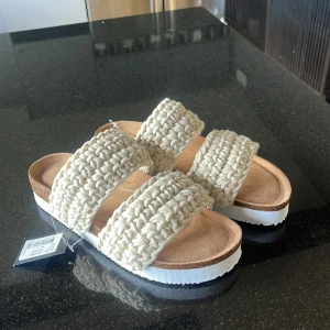 Virkade Tofflor  - Jätte fina virkade tofflor som liknar inuikki tofflorna väldigt mycket! Lappen kvar och endast testade! Storlek 40 men passar en 39, nypris 600 kr 😇