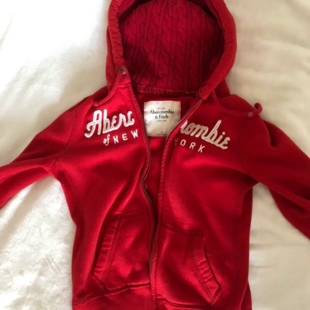Säljer min röda abercrombie & fitch hoodie. Storlek M men passar mig som är xs-s🫶 . Hoodies.