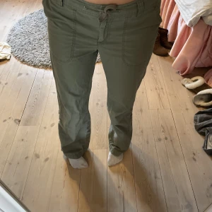 Byxor  - Gröna lågmidjade byxor som inte kommer till användning. 