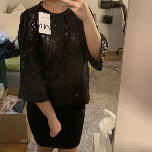 Festtopp - Jättefin glittrig topp från zara! Trekvartsärm, använd 1 gång, perfekt till fest. dm vid intresse ☺️pris diskuteras 