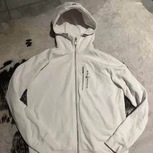 Sail Racing ziphoodie - Sjukt fräsch ziphoodie från Sail Racing i färgen vit.  Säljer pga jag får ej användning för den. Storlek S. Nypris 1500kr