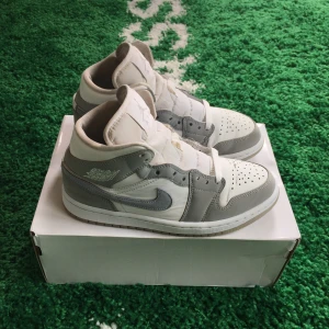 Air jordan 1 mid wolf grey aluminum - Size US 6,5W = EU 37,5. Condition 7,5/10. All original. Please send a message before buying.