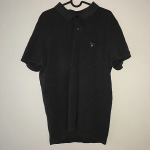 Mörkgrå Gant piké - Sitter som en L fastän det står 2XL. Kan diskutera pris vid snabb affär.  Möts i Stockholm, alternativt frakt. 