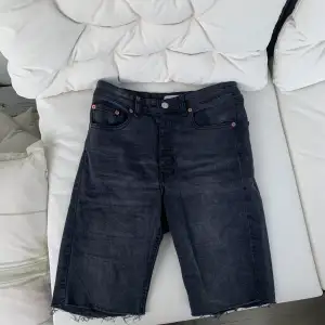 Snygga denimshorts från Ellos i lite längre modell! Sitter sjukt snyggt på, skriv för bild💘 I storlek 38. I gott skick. Säljer för 150kr!✨