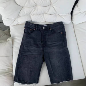 Denimshorts  - Snygga denimshorts från Ellos i lite längre modell! Sitter sjukt snyggt på, skriv för bild💘 I storlek 38. I gott skick. Säljer för 150kr!✨