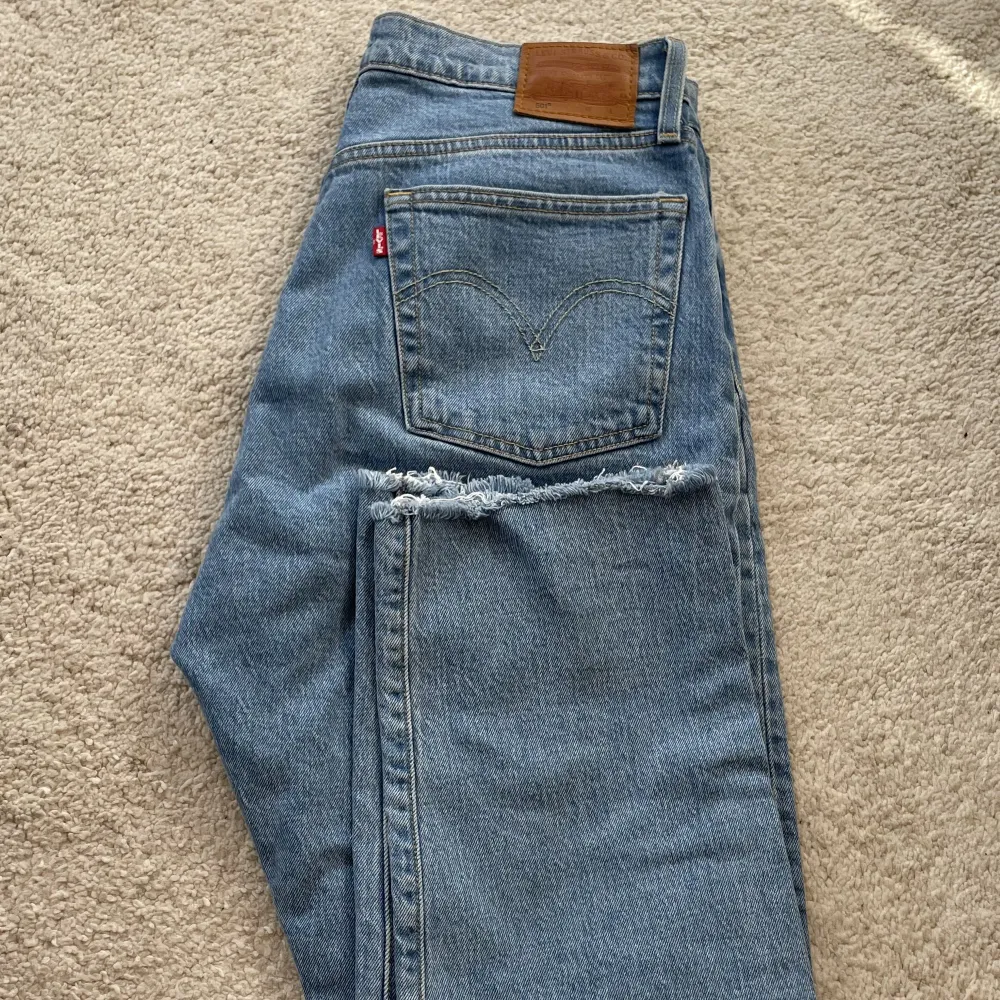 Levi’s jeans 501. Strl W30/L30. Använda fåtal gånger. Jättefint skick! Är 172 cm lång och dom slutar runt ankeln på mig. . Jeans & Byxor.