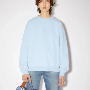 Acne sweatshirt blå - En ljusblå acne studios sweatshirt i 100% bomull som är använd 1-2 gånger. Storlek: XS Nypris: 3 100kr