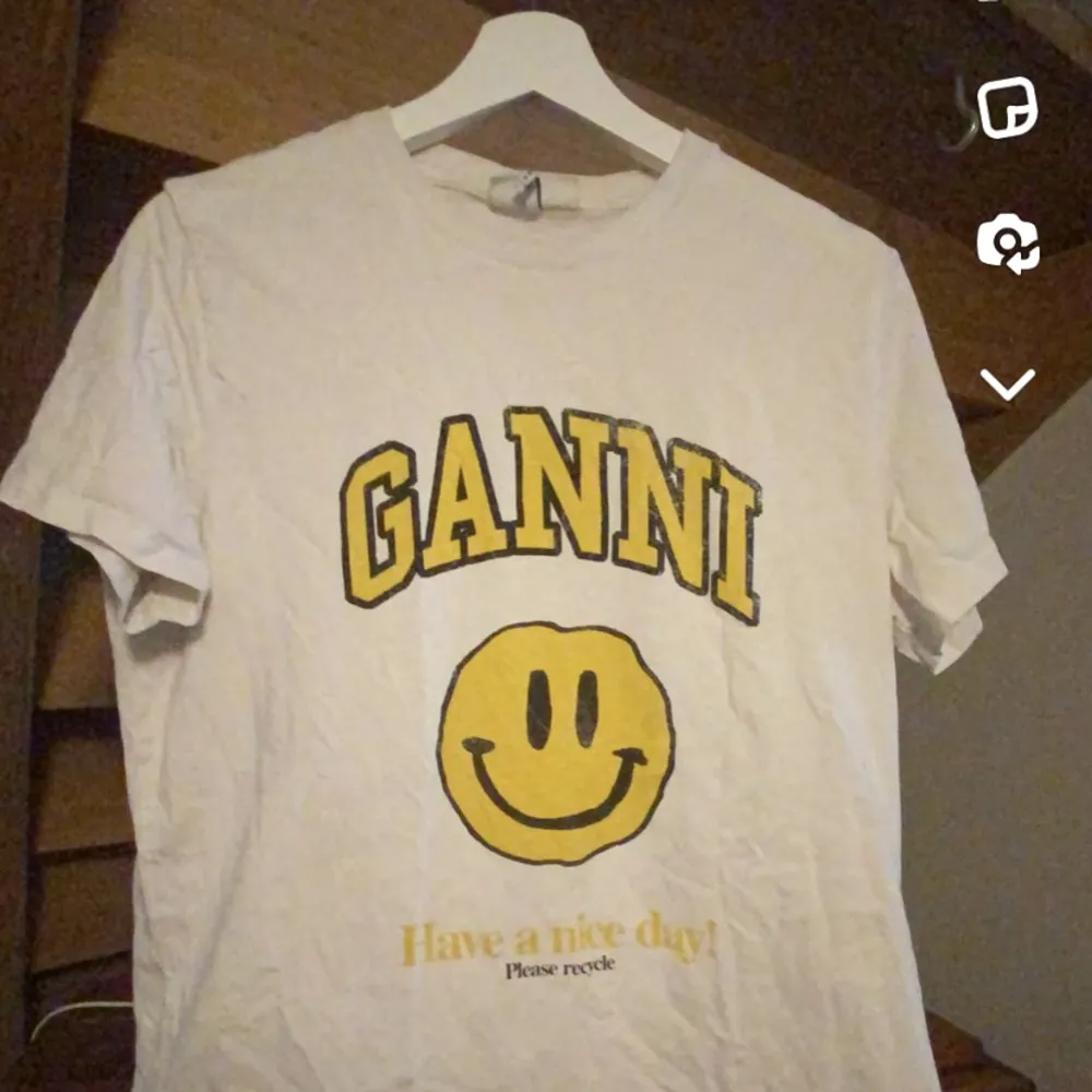 Tröja ifrån Ganni, använd ett fåtal gånger så väldigt bra skick (märks ej). 😋. T-shirts.