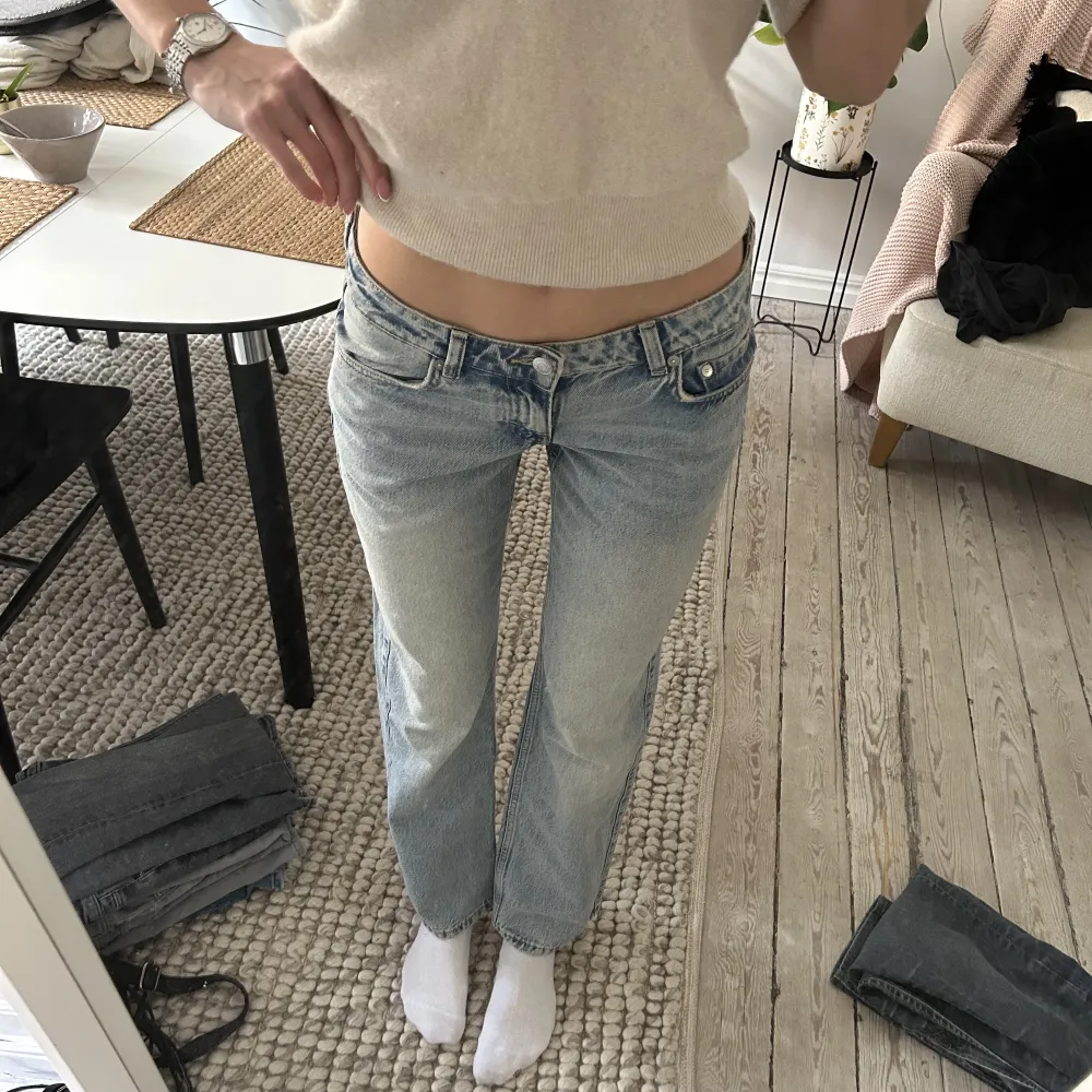 så snygga zara jeans i en rak modell och lågmidjade! storlek 36/38 . Jeans & Byxor.