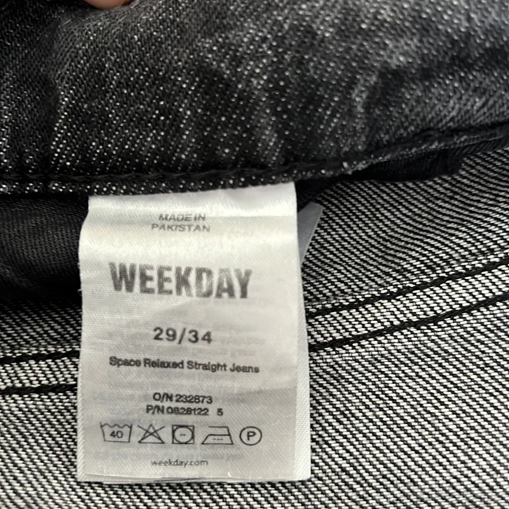 Säljer dessa snygga jeans från Weekday! Dom är sparsamt använda och inte några defekter! Hör av er ifall ni undrar något!. Jeans & Byxor.