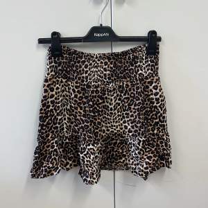 Leopardmönstrad kjol storlek S! Använd fåtal gånger därav bra skick!🤎