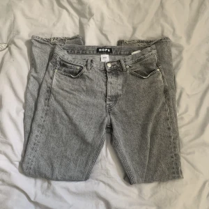 Hope work jeans - Fina Hope work jeans. Byxorna har hål i högra fickan o lite slitage vid botten av benöppningen från att dom har varit lite för långa. Annars är dom väldigt fina och passar braa till allt. Jag är 177 och du ser hur dom passar på mig i sista bilden 