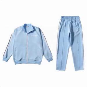 Palm angels dress i färgen baby blue, perfekt inför sommarn, helt ny och oanvänd. Storlek small i både byxor och tröja.