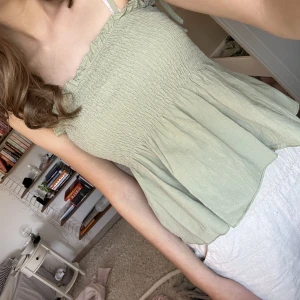 Blus - Gullig  Topp/blus  . Aldrig använd ❤️