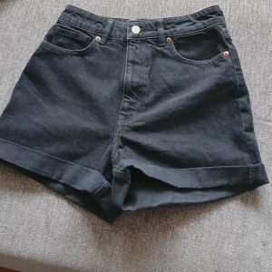 Shorts - Svarta jeans-shorts. 