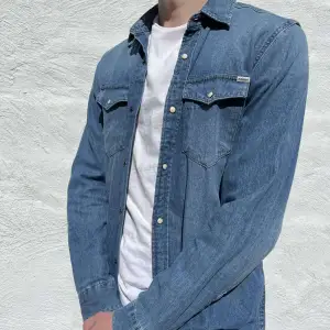 En jeansblå overshirt från jack&jones i storlek M. Helt oanvänd, nytt skick. Nytt pris ca 400kr.