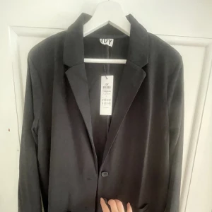 Kavaj - Kavaj med axelpuffar, aldrig använd