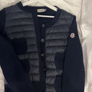 Moncler Cardigan - (Lägger ut igen) Intressekoll på min finafina cardigan från moncler. Säljer pga den inte kommer till användning. Jättefint skick och passar mig som har s/m i överdelar 💙