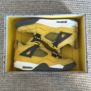 Jordan 4 Lightning  - Jordan 4 Lightning 🟨 Skick: Helt okej skick 🤩 Passar perfekt inför sommaren! Vid funderingar eller fler bilder osv så är det bara att skriva👌🏼 Äktahetsbevis finns! 
