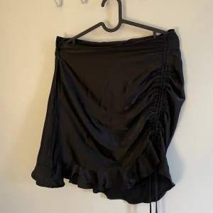 Svart volang kjol från shein - Jätte fin svart volang kjol från shein i strl 36 med dragskjedja på sidan. För bild på skriv privat☺️