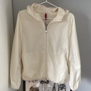 Moncler jacka - Säljer denna skit snygga Moncler windbreaker. Storlek två vilket motsvarar S/M sitter som en Small. (S) 9/10 skick. Inge hål eller fläckar. Skit snygg nu till våren/sommaren. Endast jackan medföljer!!  