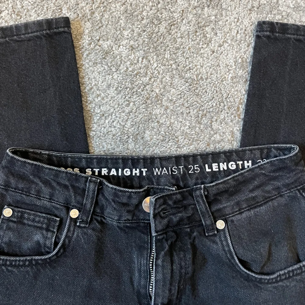 Never denim 90s jeans storlek 25/32💕 Nypris 599kr, buda från 80kr. Jeans & Byxor.