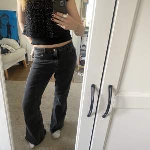 Super snygga gråa flare jeans. De är ifrån reclaimed vintage och är i storlek W28 och passar mig som är 168cm