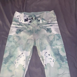 träningsbyxor  - Inte använda ofta, jätte skönt material! Inte jätte hög midja och väldigt fina färger. Från aimn