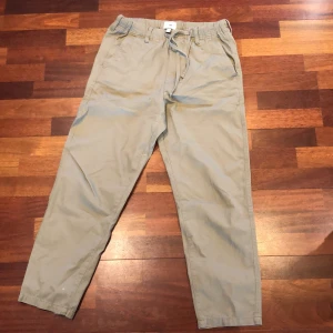 Ljusa bomullsbyxor från H&M  - Beiga byxor i bomull med dragsko i midjan. Från H&M, använda men inte slitna. 