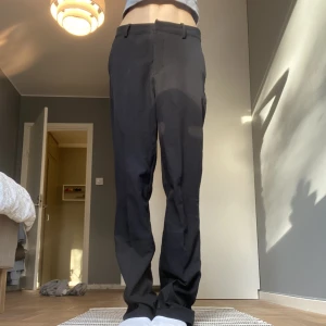 Kostymbyxor  - Säljer dessa nästintill oanvända kostymbyxor från bikbok. Nypris 399 kr. Dom är i strl 36 men, snygga som ett par oversized byxor för någon med strl 34/32 oxå. 