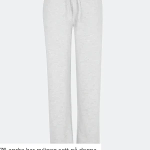 Lågmidjade Mjukisbyxor - Såå snygga Lågmidjade mjukisbyxor från bikbok, långa på mig som är 168, går att vika upp! Helt slutsålda!!! Köpta för 499💕använt mycket sparsamt!! Mycket bra skick💕