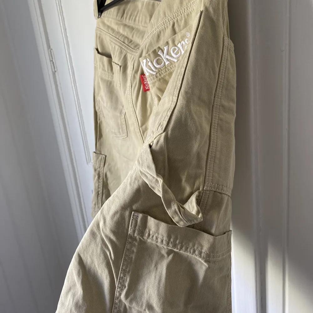 Storlek 34 Cargo med fickor Märket är Kickers. Väldigt bra skick, knappt använda . Shorts.