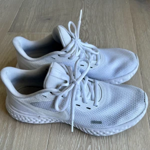 Vita NIKE skor sneakers träningsskor  - Vita Nike i storlek 38,5.  Använda inomhus. Lite smutsiga men inga hål osv.  