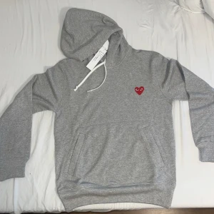 Commes des garçons hoodie M - Säljer denna feta helt nya Commes des garçons hoodie | Skick: 10/10 Aldrig använd och tagsen finns kvar | Nypris: 3200 kr | Mitt pris: 1300 kr | Hör av er vid minsta fråga eller fundering :)