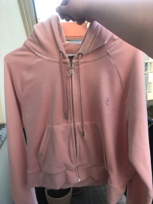 Juicy couture kofta - Säljer denna juicy couture kofta då den är förstor. Kom dm för fler och bättre bilder. Aldrig använd 