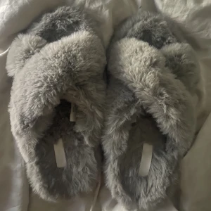 Mysiga tofflor  - Jättemysiga tofflor från HM. Endast använda inomhus fåtal gånger. 🥰