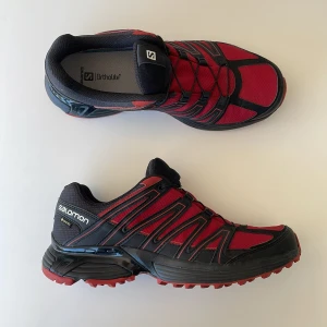 Salomon skor - Skor som står ut. Har bara använts ett fåtal gånger.